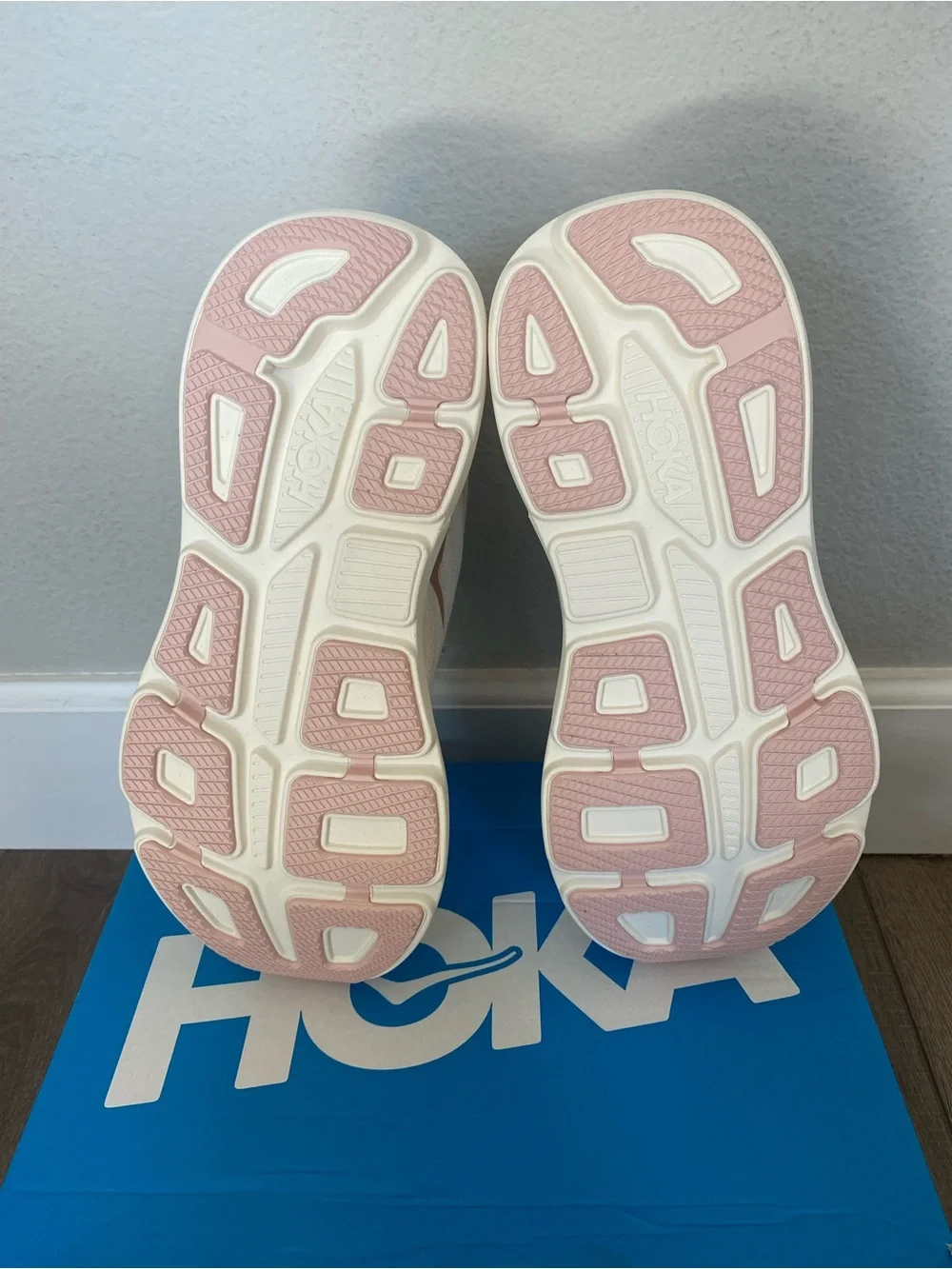 Hoka Bondi 9 Women’s 10.5 Oat Milk/Rose Gold